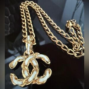 LOT 2097 24K gold plated CHANEL vintage white enamel chain necklace